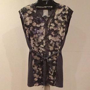 Like New Simply Vera Floral Petite Top w/Belt